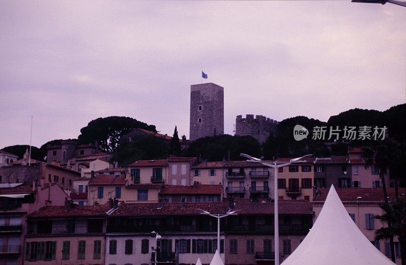 上世纪90年代，法国南部里维埃拉的戛纳，老港口Vieux Port和老城Le Suquet的天际线